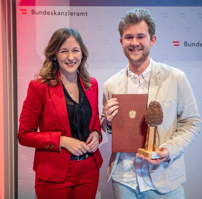 Am 1. Dezember 2022 &uuml;berreichte Staatssekret&auml;rin Claudia Plakolm den &Ouml;sterreichischen Jugendpreis 2022.