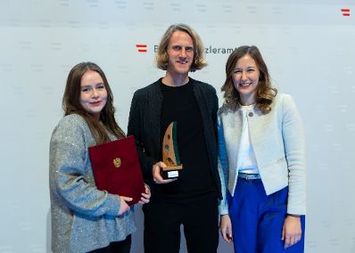 Am 28. November 2023 &uuml;berreichte Staatssekret&auml;rin Claudia Plakolm (r.) den &Ouml;sterreichischen Jugendpreis 2023.