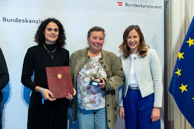 Am 28. November 2023 &uuml;berreichte Staatssekret&auml;rin Claudia Plakolm (r.) den &Ouml;sterreichischen Jugendpreis 2023.