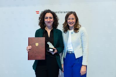 Am 28. November 2023 &uuml;berreichte Staatssekret&auml;rin Claudia Plakolm (r.) den &Ouml;sterreichischen Jugendpreis 2023.