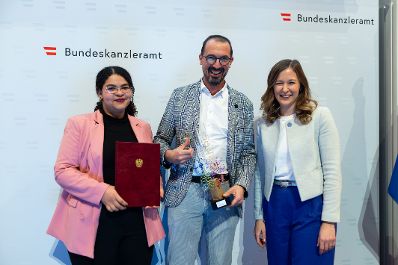 Am 28. November 2023 &uuml;berreichte Staatssekret&auml;rin Claudia Plakolm (r.) den &Ouml;sterreichischen Jugendpreis 2023.