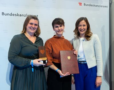 Am 28. November 2023 &uuml;berreichte Staatssekret&auml;rin Claudia Plakolm (r.) den &Ouml;sterreichischen Jugendpreis 2023.