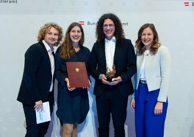Am 28. November 2023 &uuml;berreichte Staatssekret&auml;rin Claudia Plakolm (r.) den &Ouml;sterreichischen Jugendpreis 2023.