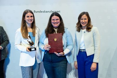 Am 28. November 2023 &uuml;berreichte Staatssekret&auml;rin Claudia Plakolm (r.) den &Ouml;sterreichischen Jugendpreis 2023.