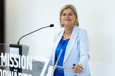 Am 12. Juni 2024 er&ouml;ffnete Staatssekret&auml;rin Claudia Plakolm gemeinsam mit Bundesministerin Klaudia Tanner (im Bild) die neue Stellungsstra&szlig;e f&uuml;r Wien und Burgenland.