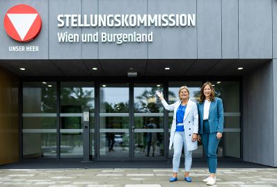Am 12. Juni 2024 er&ouml;ffnete Staatssekret&auml;rin Claudia Plakolm (r.) gemeinsam mit Bundesministerin Klaudia Tanner (l.) die neue Stellungsstra&szlig;e f&uuml;r Wien und Burgenland.