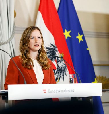 Am 21. August 2024 gab Staatssekret&auml;rin Claudia Plakolm (im Bild) gemeinsam mit Christian Gr&uuml;nhaus, dem wissenschaftlichen Leiter des Kompetenzzentrums f&uuml;r Nonprofit Organisationen der Wirtschaftsuniversit&auml;t Wien eine Pressekonferenz anl&auml;sslich der Pr&auml;sentation einer Studie zum &ouml;konomischen Nutzen des Zivildienstes ins Bundeskanzleramt.