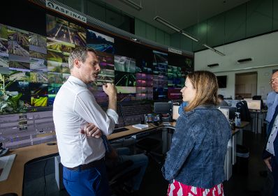 Am 22. August 2024 besuchte Staatssekret&auml;rin Claudia Plakolm (im Bild) die nationale Verkehrsmanagement-Zentrale der ASFINAG in Wien-Inzersdorf.