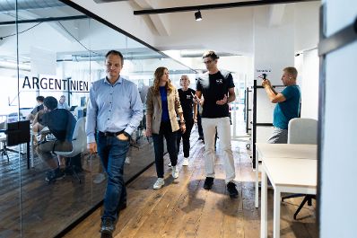 Am 29. August 2024 unternahm Staatssekret&auml;rin Claudia Plakolm (m.) im Rahmen ihres Bundesl&auml;ndertages in Ober&ouml;sterreich einen Betriebsbesuch in der Tabakfabrik Linz.