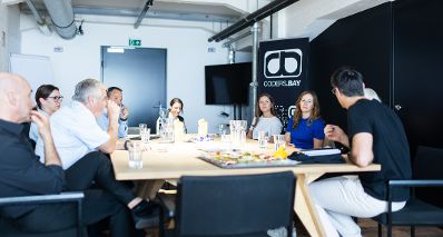 Am 29. August 2024 unternahm Staatssekret&auml;rin Claudia Plakolm (2.v.r.) im Rahmen ihres Bundesl&auml;ndertages in Ober&ouml;sterreich einen Betriebsbesuch in der Tabakfabrik Linz.