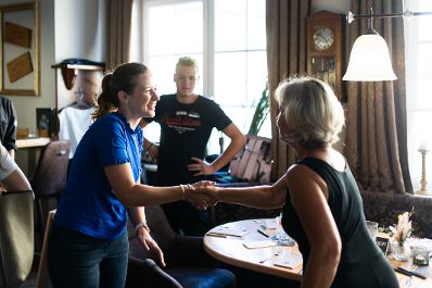 Am 29. August 2024 besuchte Staatssekret&auml;rin Claudia Plakolm (l.) im Rahmen ihres Bundesl&auml;ndertages in Ober&ouml;sterreich den &bdquo;Gasthof S&uuml;ss&ldquo; in der Marktgemeinde Oberkappel.