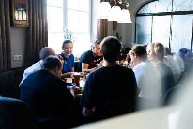 Am 29. August 2024 besuchte Staatssekret&auml;rin Claudia Plakolm (m.l.) im Rahmen ihres Bundesl&auml;ndertages in Ober&ouml;sterreich den &bdquo;Gasthof S&uuml;ss&ldquo; in der Marktgemeinde Oberkappel.