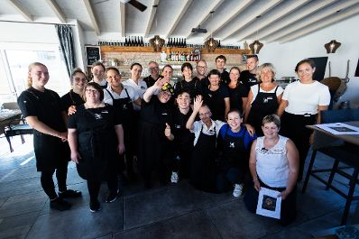 Am 29. August 2024 besuchte Staatssekret&auml;rin Claudia Plakolm (erste Reihe 2.v.r.) im Rahmen ihres Bundesl&auml;ndertages in Ober&ouml;sterreich den &bdquo;Gasthof S&uuml;ss&ldquo; in der Marktgemeinde Oberkappel.