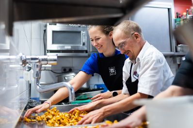 Am 29. August 2024 besuchte Staatssekret&auml;rin Claudia Plakolm (m.) im Rahmen ihres Bundesl&auml;ndertages in Ober&ouml;sterreich den &bdquo;Gasthof S&uuml;ss&ldquo; in der Marktgemeinde Oberkappel.