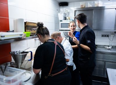 Am 29. August 2024 besuchte Staatssekret&auml;rin Claudia Plakolm (m.) im Rahmen ihres Bundesl&auml;ndertages in Ober&ouml;sterreich den &bdquo;Gasthof S&uuml;ss&ldquo; in der Marktgemeinde Oberkappel.