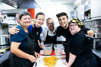 Am 29. August 2024 besuchte Staatssekret&auml;rin Claudia Plakolm (2.v.l.) im Rahmen ihres Bundesl&auml;ndertages in Ober&ouml;sterreich den &bdquo;Gasthof S&uuml;ss&ldquo; in der Marktgemeinde Oberkappel.