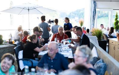 Am 29. August 2024 besuchte Staatssekret&auml;rin Claudia Plakolm (m.r.) im Rahmen ihres Bundesl&auml;ndertages in Ober&ouml;sterreich den &bdquo;Gasthof S&uuml;ss&ldquo; in der Marktgemeinde Oberkappel.