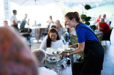 Am 29. August 2024 besuchte Staatssekret&auml;rin Claudia Plakolm (r.) im Rahmen ihres Bundesl&auml;ndertages in Ober&ouml;sterreich den &bdquo;Gasthof S&uuml;ss&ldquo; in der Marktgemeinde Oberkappel.