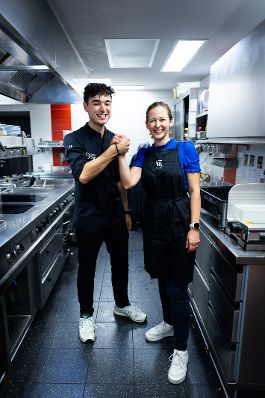 Am 29. August 2024 besuchte Staatssekret&auml;rin Claudia Plakolm (r.) im Rahmen ihres Bundesl&auml;ndertages in Ober&ouml;sterreich den &bdquo;Gasthof S&uuml;ss&ldquo; in der Marktgemeinde Oberkappel. Im Bild mit Dominik S&uuml;ss (l.).