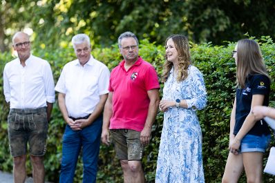 Am 30. August 2024 besuchte Staatssekret&auml;rin Claudia Plakolm (2.v.r.) die Teilnehmerinnen und Teilnehmer des Projektmarathon Nieder&ouml;sterreich.