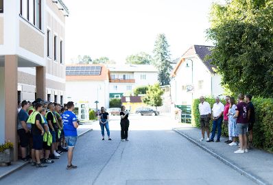 Am 30. August 2024 besuchte Staatssekret&auml;rin Claudia Plakolm (3.v.r.) die Teilnehmerinnen und Teilnehmer des Projektmarathon Nieder&ouml;sterreich.
