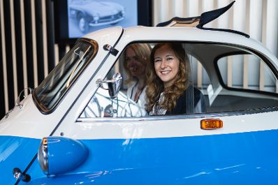 Am 4. September 2024 reiste Staatssekret&auml;rin Claudia Plakolm (l.) zu einem Arbeitsbesuch nach M&uuml;nchen. Im Bild beim Besuch der BMW-Welt.