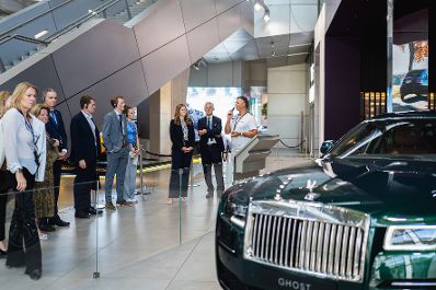 Am 4. September 2024 reiste Staatssekret&auml;rin Claudia Plakolm (3.v.r.) zu einem Arbeitsbesuch nach M&uuml;nchen. Im Bild beim Besuch der BMW-Welt.