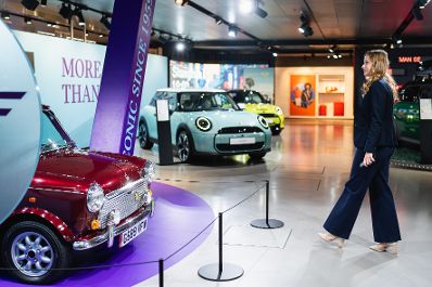 Am 4. September 2024 reiste Staatssekret&auml;rin Claudia Plakolm (im Bild) zu einem Arbeitsbesuch nach M&uuml;nchen. Im Bild beim Besuch der BMW-Welt.