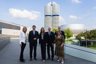 Am 4. September 2024 reiste Staatssekret&auml;rin Claudia Plakolm (3.v.l.) zu einem Arbeitsbesuch nach M&uuml;nchen. Im Bild mit Global Head of Special, Political Engagement, Head of Government Affairs and Communications Christian Bahoo (2.v.l.) und der Vizegeneralsekret&auml;rin der Industriellenvereinigung Claudia Mischensky (l.)beim Besuch der BMW-Welt.