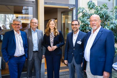 Am 4. September 2024 reiste Staatssekret&auml;rin Claudia Plakolm (m.) zu einem Arbeitsbesuch nach M&uuml;nchen. Im Bild mit dem Pr&auml;sidenten der Vereinigung der Bayerischen Wirtschaft e. V. Wolfram Hatz (r.), dem Vorsitzenden der CSU-Landtagsfraktion Klaus Holetschek (m.r.), dem Hauptgesch&auml;ftsf&uuml;hrer der Vereinigung der Bayerischen Wirtschaft e. V. Bertram Brossardt (l.) und dem Nationalratabgeordneten Karlheinz Kopf (m.l.) bei einem Vortrag zu Standortpolitik f&uuml;r &Ouml;sterreich.