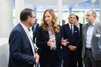 Am 4. September 2024 reiste Staatssekret&auml;rin Claudia Plakolm (m.) zu einem Arbeitsbesuch nach M&uuml;nchen. Im Bild mit dem Vorsitzenden der CSU-Landtagsfraktion Klaus Holetschek (l.) bei einem Vortrag zu Standortpolitik f&uuml;r &Ouml;sterreich.