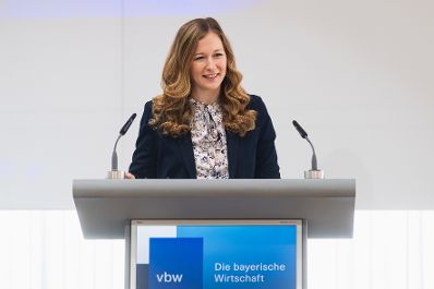 Am 4. September 2024 reiste Staatssekret&auml;rin Claudia Plakolm (im Bild) zu einem Arbeitsbesuch nach M&uuml;nchen. Im Bild bei einem Vortrag zu Standortpolitik f&uuml;r &Ouml;sterreich.