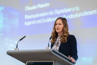 Am 4. September 2024 reiste Staatssekret&auml;rin Claudia Plakolm (im Bild) zu einem Arbeitsbesuch nach M&uuml;nchen. Im Bild bei einem Vortrag zu Standortpolitik f&uuml;r &Ouml;sterreich.