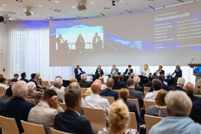 Am 4. September 2024 reiste Staatssekret&auml;rin Claudia Plakolm zu einem Arbeitsbesuch nach M&uuml;nchen. Im Bild bei der Diskussionsrunde nach dem Vortrag zu Standortpolitik f&uuml;r &Ouml;sterreich.