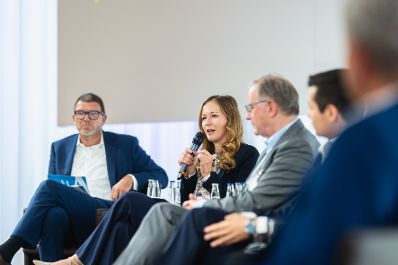 Am 4. September 2024 reiste Staatssekret&auml;rin Claudia Plakolm (2.v.l.) zu einem Arbeitsbesuch nach M&uuml;nchen. Im Bild mit dem Nationalratsabgeordneten Karlheinz Kopf (3.v.l.) und dem Co-Chefredakteur der Augsburger Allgemeinen Peter M&uuml;ller (l.) bei der Diskussionsrunde nach dem Vortrag zu Standortpolitik f&uuml;r &Ouml;sterreich.
