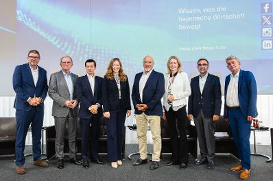 Am 4. September 2024 reiste Staatssekret&auml;rin Claudia Plakolm (m.l.) zu einem Arbeitsbesuch nach M&uuml;nchen. Im Bild mit dem Pr&auml;sidenten der Vereinigung der Bayerischen Wirtschaft e. V. Wolfram Hatz (m.r.), dem Vorsitzenden der CSU-Landtagsfraktion Klaus Holetschek (2.v.r.), dem Hauptgesch&auml;ftsf&uuml;hrer der Vereinigung der Bayerischen Wirtschaft e. V. Bertram Brossardt (r.), dem Nationalratabgeordneten Karlheinz Kopf (2.v.l.), dem Gesch&auml;ftsf&uuml;hrer von Liebherr Electronics Hirohito Imakoji (3.v.l.), der Vizegeneralsekret&auml;rin der Industriellenvereinigung Claudia Mischensky (3.v.r.) und dem Co-Chefredakteur der Augsburger Allgemeinen Peter M&uuml;ller (l.) bei der Diskussionsrunde nach dem Vortrag zu Standortpolitik f&uuml;r &Ouml;sterreich.