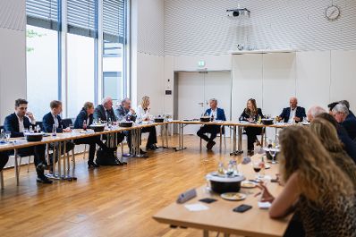 Am 4. September 2024 reiste Staatssekret&auml;rin Claudia Plakolm zu einem Arbeitsbesuch nach M&uuml;nchen. Im Bild beim Roundtable des VBW.