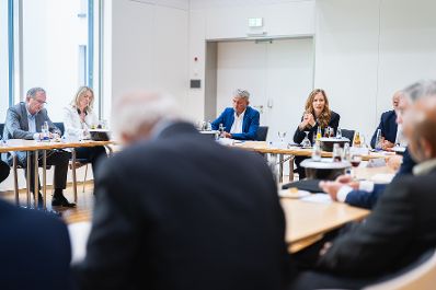 Am 4. September 2024 reiste Staatssekret&auml;rin Claudia Plakolm (2.v.r.) zu einem Arbeitsbesuch nach M&uuml;nchen. Im Bild beim Roundtable des VBW.