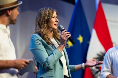 Am 5. September 2024 verlieh Staatssekret&auml;rin Claudia Plakolm (m.) die Auszeichnungen f&uuml;r den Zivildiener des Jahres 2024 im Rahmen einer Festveranstaltung in den Sofiens&auml;le in Wien.