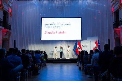 Am 5. September 2024 verlieh Staatssekret&auml;rin Claudia Plakolm (m.) die Auszeichnungen f&uuml;r den Zivildiener des Jahres 2024 im Rahmen einer Festveranstaltung in den Sofiens&auml;le in Wien.