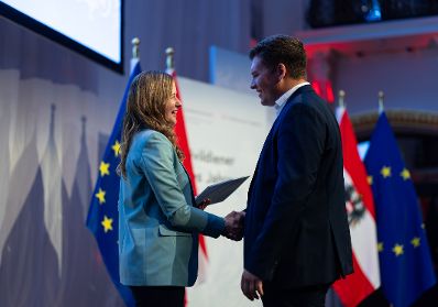 Am 5. September 2024 verlieh Staatssekret&auml;rin Claudia Plakolm (l.) die Auszeichnungen f&uuml;r den Zivildiener des Jahres 2024 im Rahmen einer Festveranstaltung in den Sofiens&auml;le in Wien.