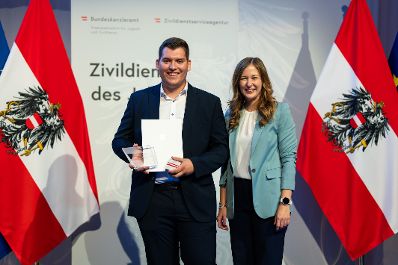 Am 5. September 2024 verlieh Staatssekret&auml;rin Claudia Plakolm (r.) die Auszeichnungen f&uuml;r den Zivildiener des Jahres 2024 im Rahmen einer Festveranstaltung in den Sofiens&auml;le in Wien.