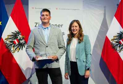 Am 5. September 2024 verlieh Staatssekret&auml;rin Claudia Plakolm (r.) die Auszeichnungen f&uuml;r den Zivildiener des Jahres 2024 im Rahmen einer Festveranstaltung in den Sofiens&auml;le in Wien.
