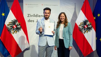 Am 5. September 2024 verlieh Staatssekret&auml;rin Claudia Plakolm (r.) die Auszeichnungen f&uuml;r den Zivildiener des Jahres 2024 im Rahmen einer Festveranstaltung in den Sofiens&auml;le in Wien.