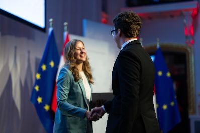 Am 5. September 2024 verlieh Staatssekret&auml;rin Claudia Plakolm (l.) die Auszeichnungen f&uuml;r den Zivildiener des Jahres 2024 im Rahmen einer Festveranstaltung in den Sofiens&auml;le in Wien.