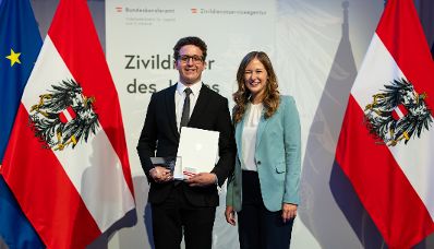 Am 5. September 2024 verlieh Staatssekret&auml;rin Claudia Plakolm (r.) die Auszeichnungen f&uuml;r den Zivildiener des Jahres 2024 im Rahmen einer Festveranstaltung in den Sofiens&auml;le in Wien.