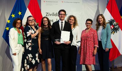 Am 5. September 2024 verlieh Staatssekret&auml;rin Claudia Plakolm (r.) die Auszeichnungen f&uuml;r den Zivildiener des Jahres 2024 im Rahmen einer Festveranstaltung in den Sofiens&auml;le in Wien.