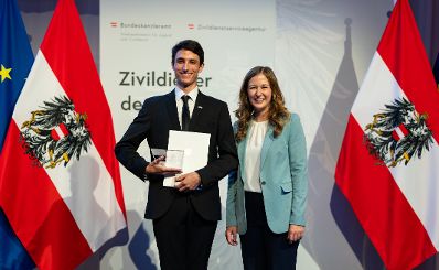 Am 5. September 2024 verlieh Staatssekret&auml;rin Claudia Plakolm (r.) die Auszeichnungen f&uuml;r den Zivildiener des Jahres 2024 im Rahmen einer Festveranstaltung in den Sofiens&auml;le in Wien.