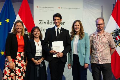 Am 5. September 2024 verlieh Staatssekret&auml;rin Claudia Plakolm (m.r.) die Auszeichnungen f&uuml;r den Zivildiener des Jahres 2024 im Rahmen einer Festveranstaltung in den Sofiens&auml;le in Wien.