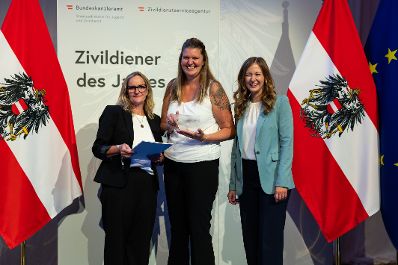 Am 5. September 2024 verlieh Staatssekret&auml;rin Claudia Plakolm (r.) die Auszeichnungen f&uuml;r den Zivildiener des Jahres 2024 im Rahmen einer Festveranstaltung in den Sofiens&auml;le in Wien.